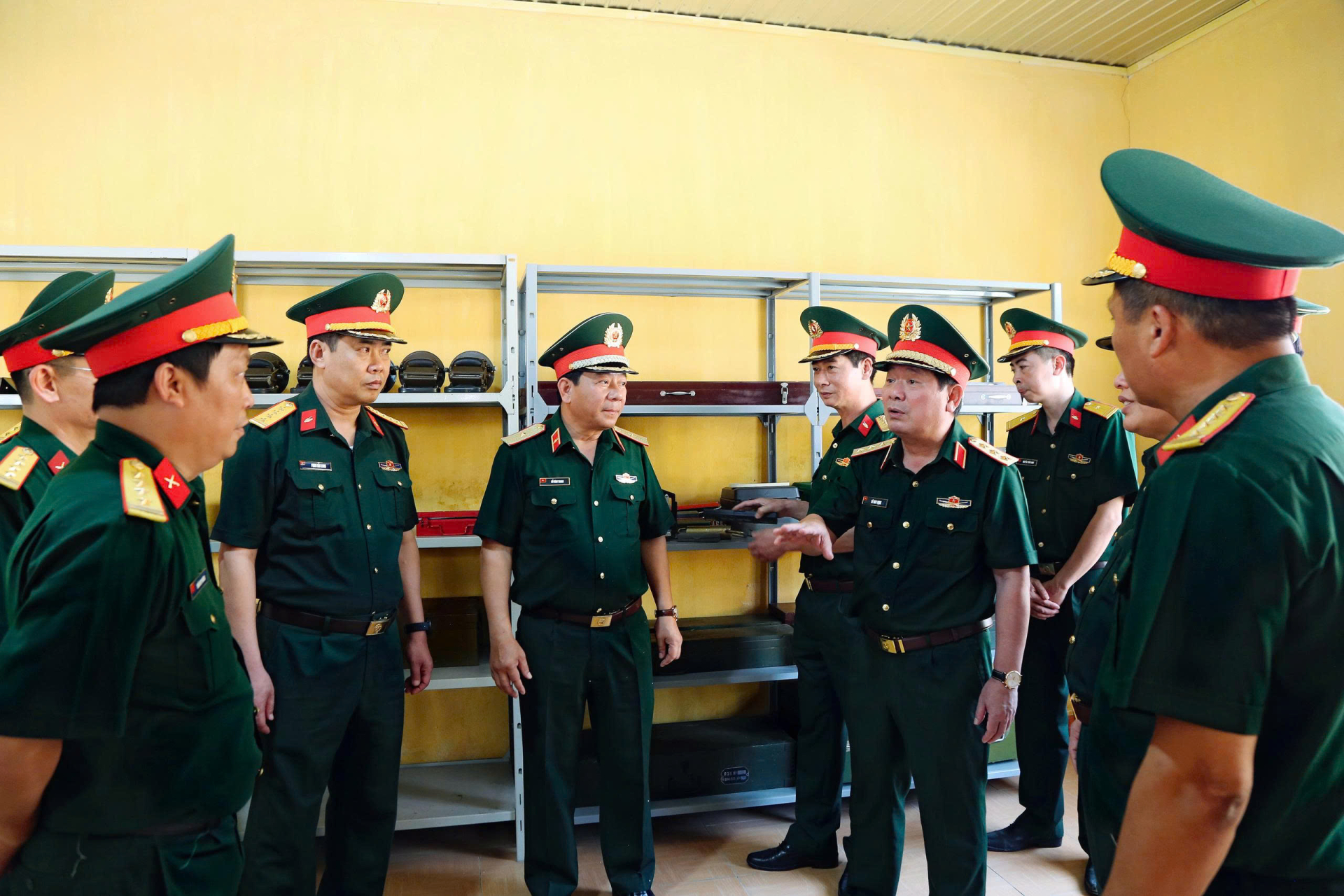 Thượng tướng Lê Huy Vịnh, Thứ trưởng Bộ Quốc phòng kiểm tra, làm việc với Binh chủng Tăng thiết giáp về kết quả thực hiện  công tác kỹ thuật, chuyển đổi số 