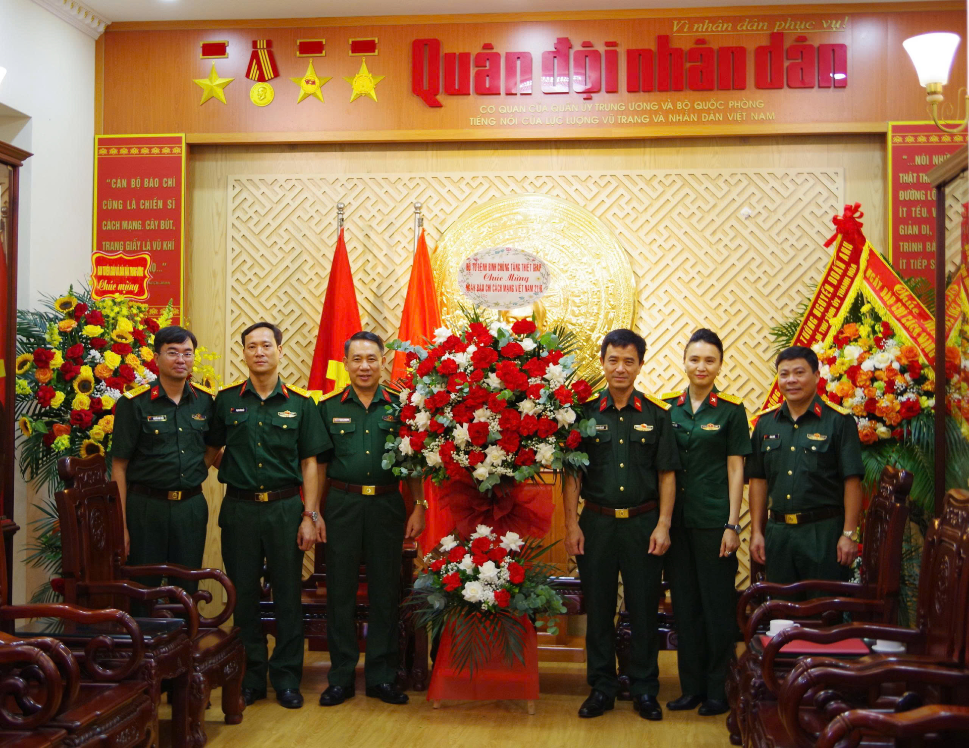 Bộ Tư lệnh Binh chủng chúc mừng các cơ quan báo chí nhân dịp kỷ niệm 100 năm Ngày Báo chí Cách mạng Việt Nam