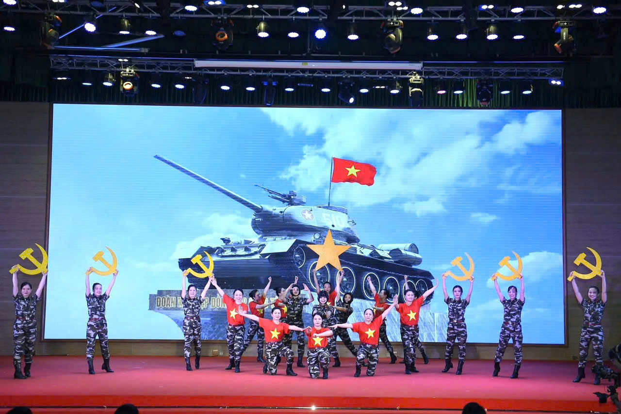 Phụ nữ Binh chủng Tăng thiết giáp “Vết xích tự hào” tự tin, tỏa sáng