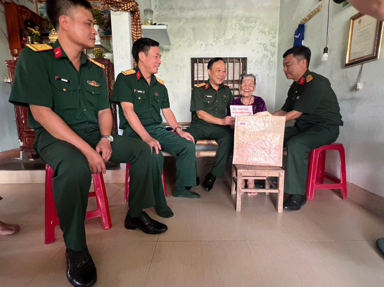 Binh chủng Tăng thiết giáp thăm tặng quà Mẹ Việt Nam Anh hùng tại xã Thăng An, Thăng Bình, Thành phố Đà Nẵng