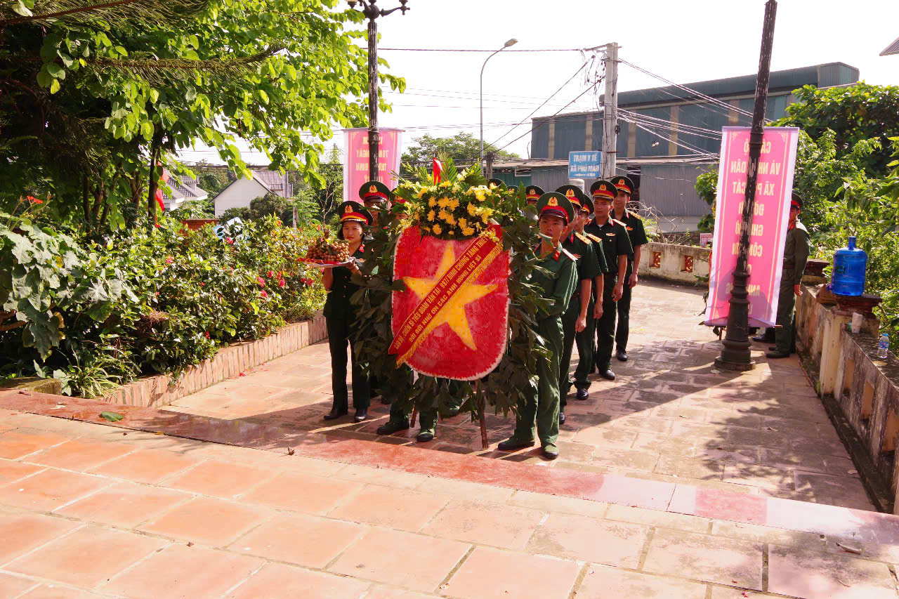 Tiểu đoàn Vận tải 987 tổ chức dâng hương và đặt vòng hoa viếng Nghĩa trang liệt sĩ, tặng quà thân nhân Liệt sĩ