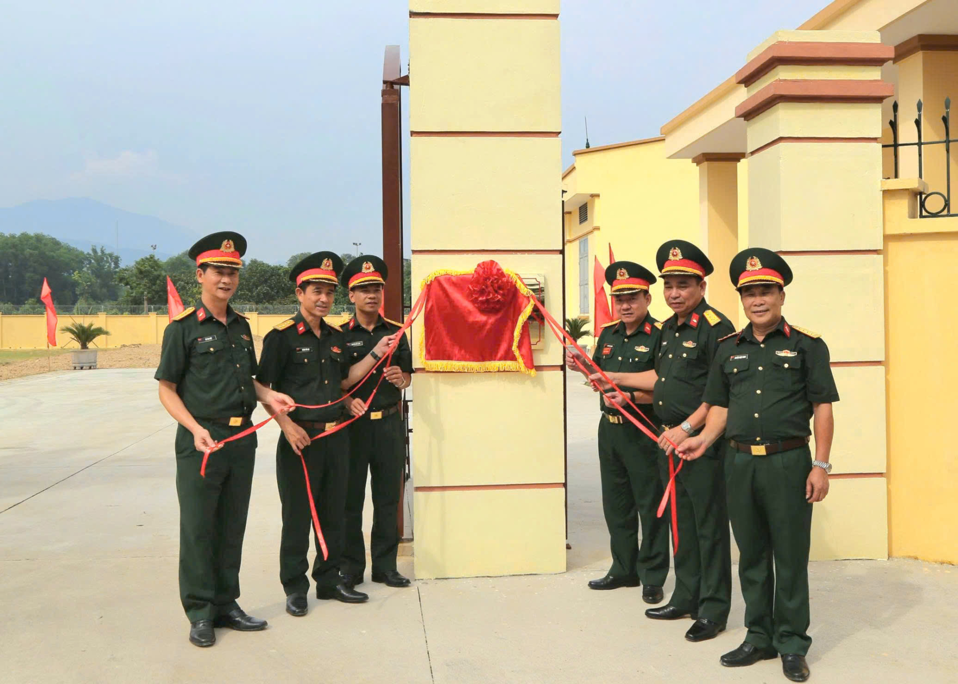 Gắn biển công trình chào mừng Đại hội Đại biểu Đảng bộ Binh chủng lần thứ XII, hướng tới kỷ niệm 80 năm Cách mạng tháng Tám, Quốc khánh 2.9