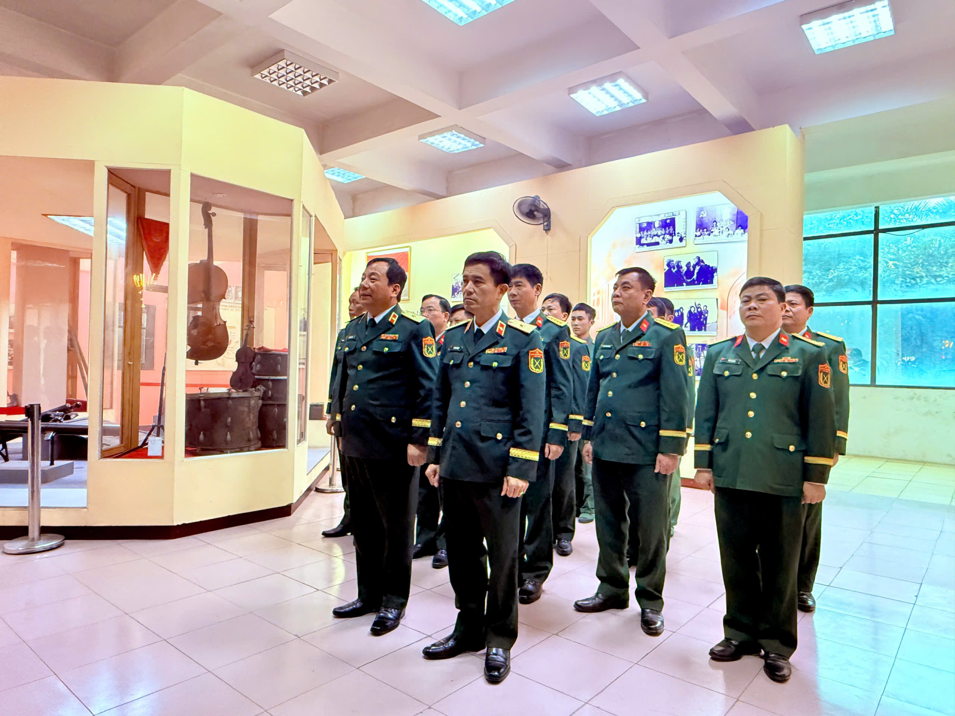 Đoàn cán bộ, chiến sĩ cơ quan Bộ Tư lệnh dâng hương tại Bảo tàng Lực lượng Tăng thiết giáp; thăm, chúc tết lực lượng trực sẵn sàng chiến đấu thuộc Lữ đoàn xe tăng 201 tại Lữ đoàn 144/Bộ Tổng Tham mưu