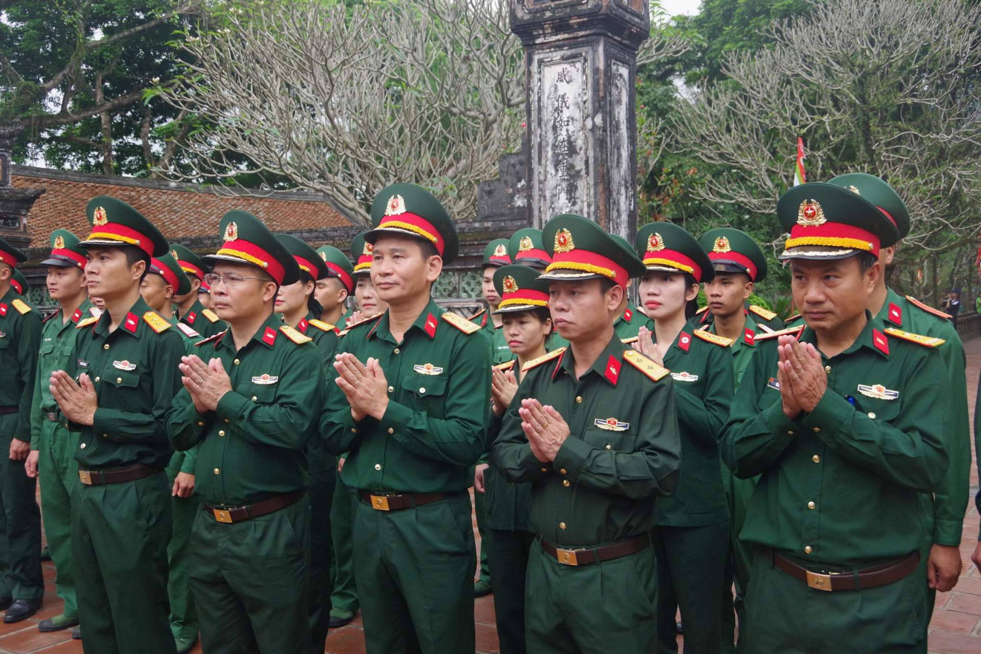 Lữ đoàn TTG 202 tổ chức cho cán bộ, đoàn viên thanh niên, hội viên phụ nữ tham quan khu di tích lịch sử cố đô Hoa Lư